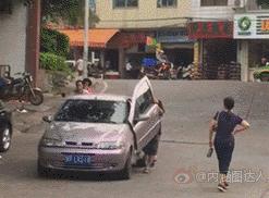 妹子你知道吗？衣服破了个口子，快点回去补补吧！