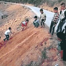 妹子你知道吗？衣服破了个口子，快点回去补补吧！