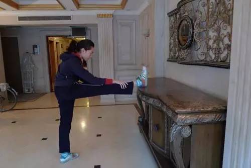 学羽毛球胳膊粗细不一样怎么办,女生打羽毛球如何防止胳膊变粗