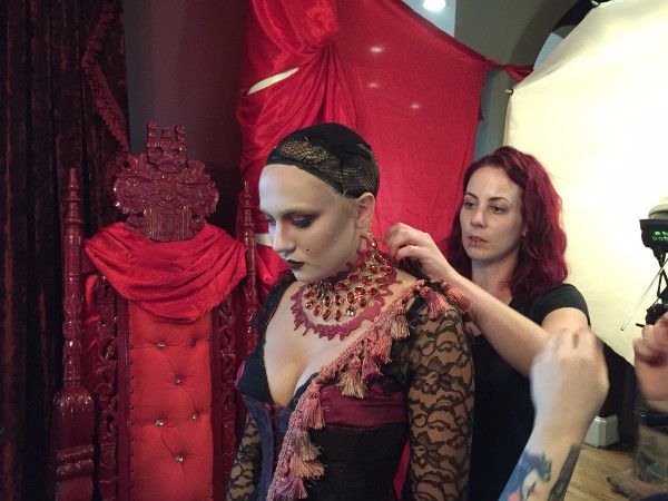 三个一无所有的女人，用以物换物和手工制作的方式再造绝代艳后！