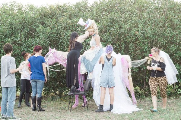 三个一无所有的女人，用以物换物和手工制作的方式再造绝代艳后！