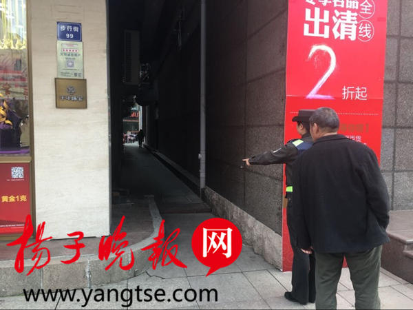 城管劝阻街头诈骗,城管举牌乞讨犯法吗