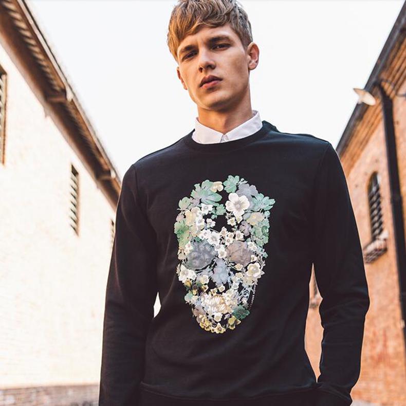 卫衣这个运动感的单品,运动卫衣怎么穿出时髦感