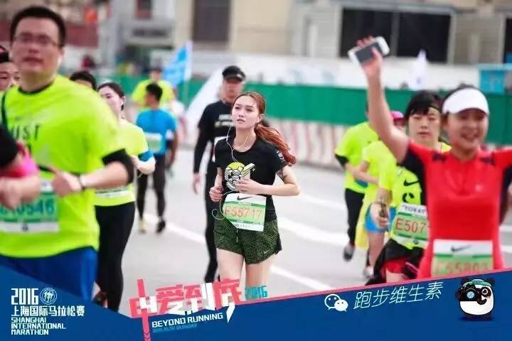 这个成都女孩说：不化眼妆的姑娘，活该你丑