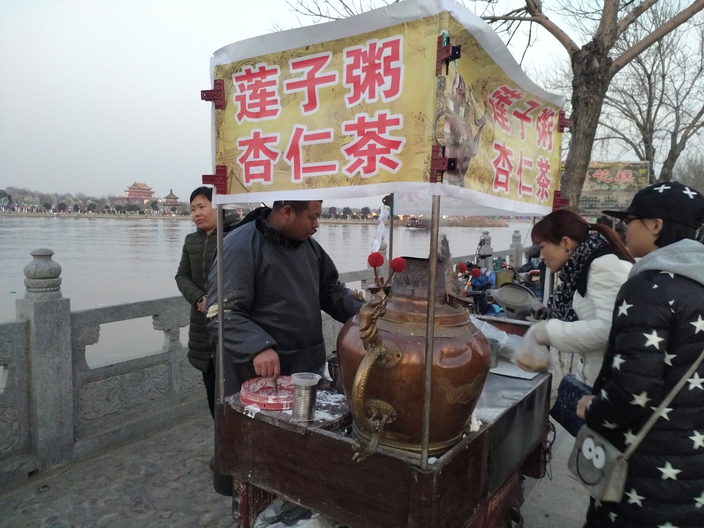 这些路边小吃：虾扯蛋、烈焰烧、大屌烧、关东煮、烤鸟蛋吃过吗？