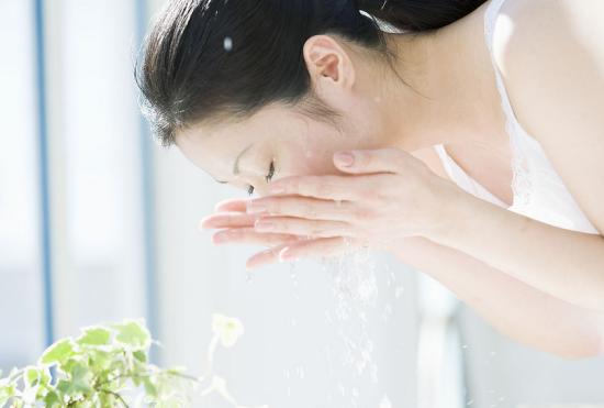 三个动作让你的脸蛋越来越干净,夏季洗脸误区你进过几个