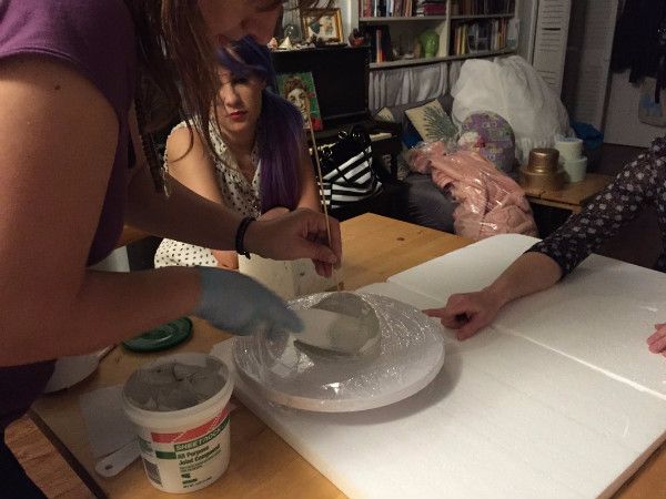 三个一无所有的女人，用以物换物和手工制作的方式再造绝代艳后！