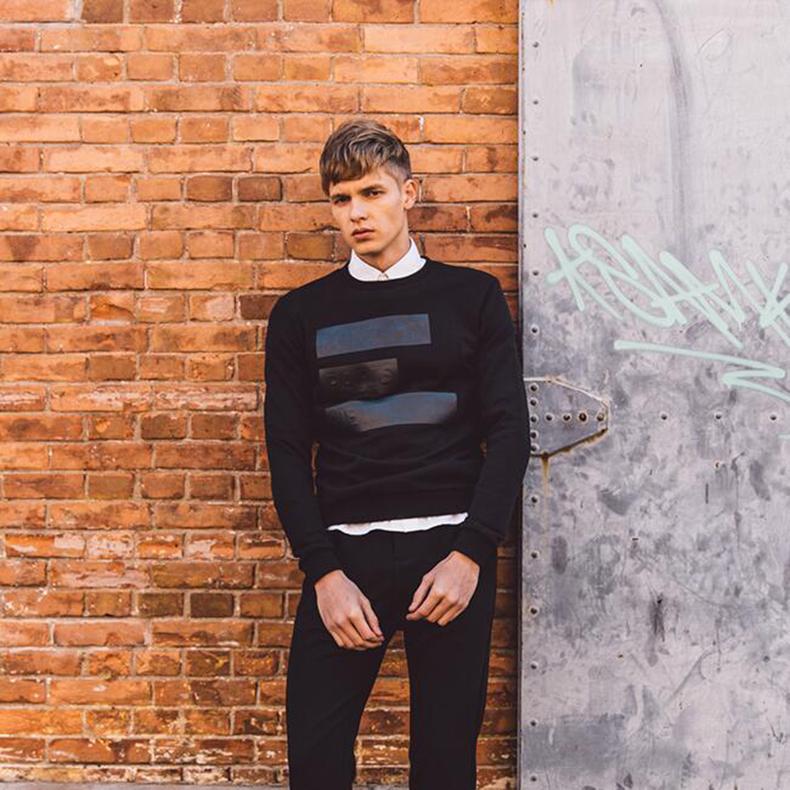 卫衣这个运动感的单品,运动卫衣怎么穿出时髦感