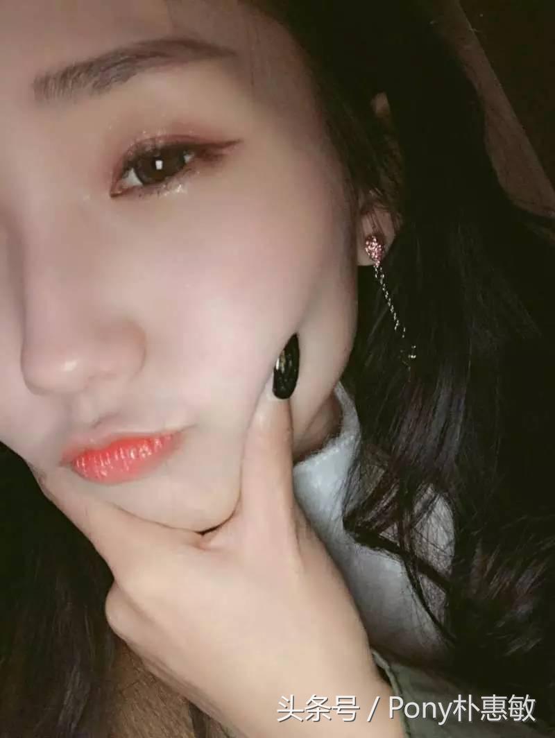 pony化妆师给路人化妆,化妆师pony细心的给别人化妆