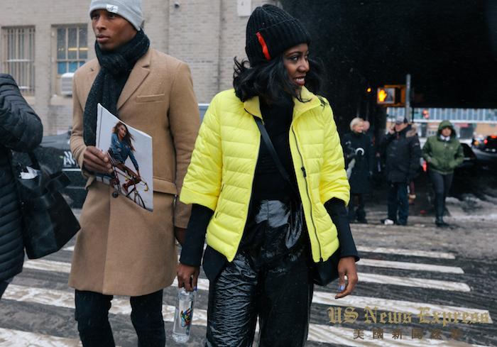 羽绒服米兰时装周休闲街拍 (时装周黑色羽绒穿搭)