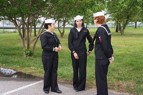 水兵穿这套服装走在那里都备受瞩目,但裤子为何设计成女式模样