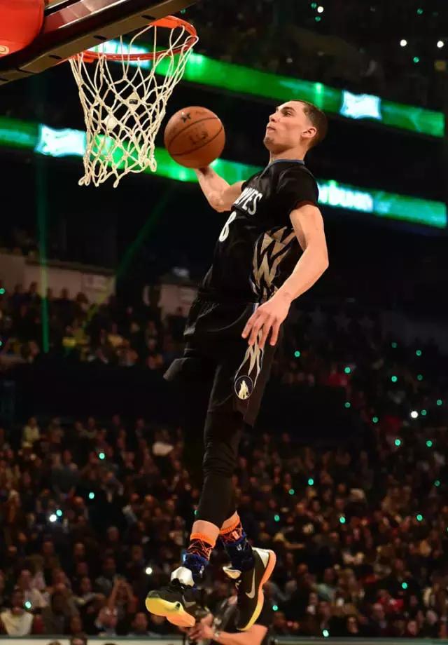 今年扣篮大赛上脚球鞋,乔丹扣篮大赛穿的球鞋