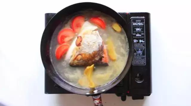 黄磊三文鱼头汤的最佳吃法,三文鱼头汤的正宗做法视频
