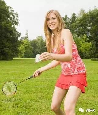 打羽毛球的女人很迷人,坚持打羽毛球的女人