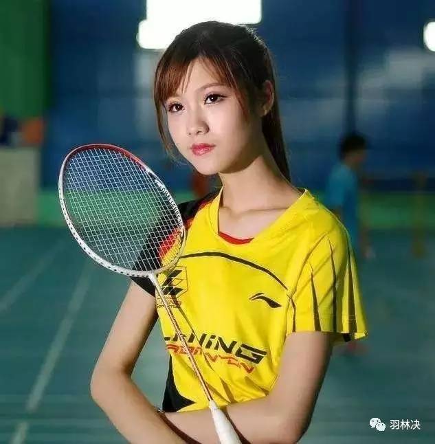 打羽毛球的女人很迷人,坚持打羽毛球的女人