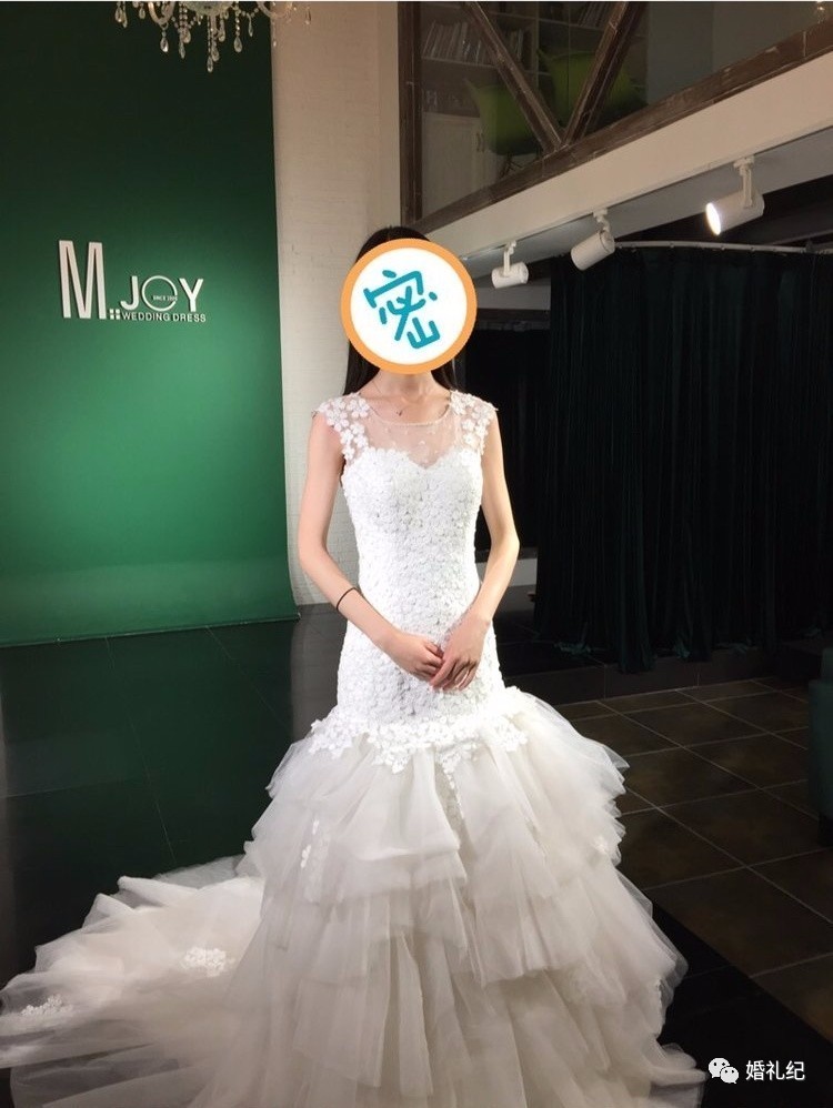 太瘦婚纱撑不起来？她们试完10家店，发现这3个款式最遮骨头
