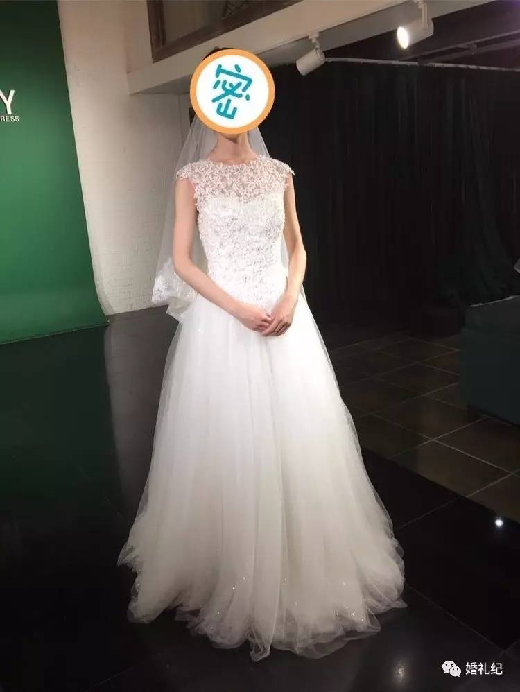 太瘦婚纱撑不起来？她们试完10家店，发现这3个款式最遮骨头