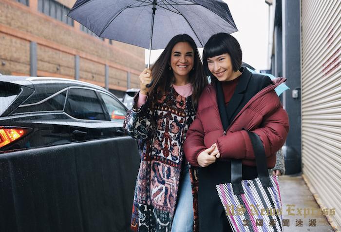 羽绒服米兰时装周休闲街拍 (时装周黑色羽绒穿搭)