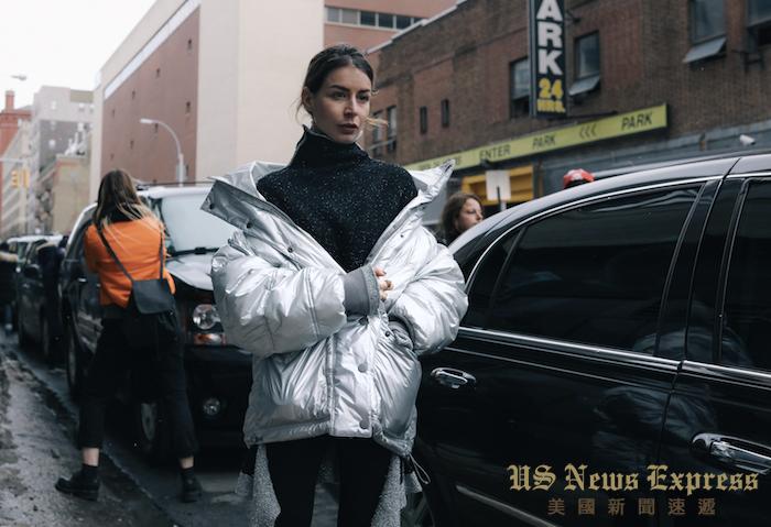 羽绒服米兰时装周休闲街拍 (时装周黑色羽绒穿搭)