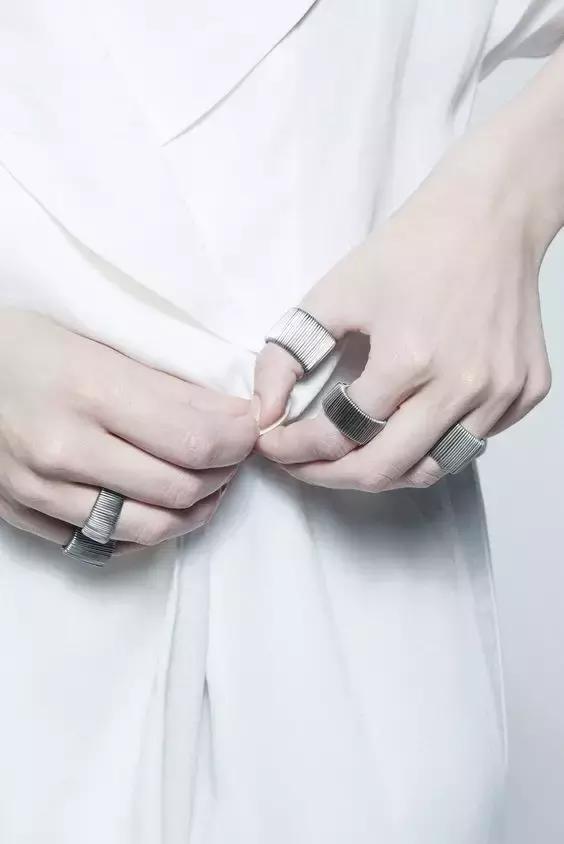 明星同款百元饰品,百元能买到什么化妆品