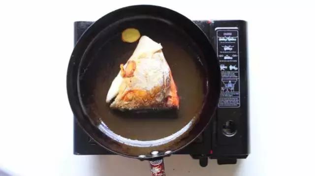 黄磊三文鱼头汤的最佳吃法,三文鱼头汤的正宗做法视频