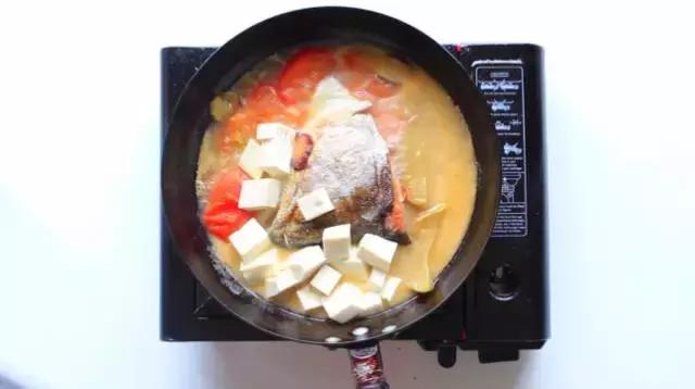 黄磊三文鱼头汤的最佳吃法,三文鱼头汤的正宗做法视频