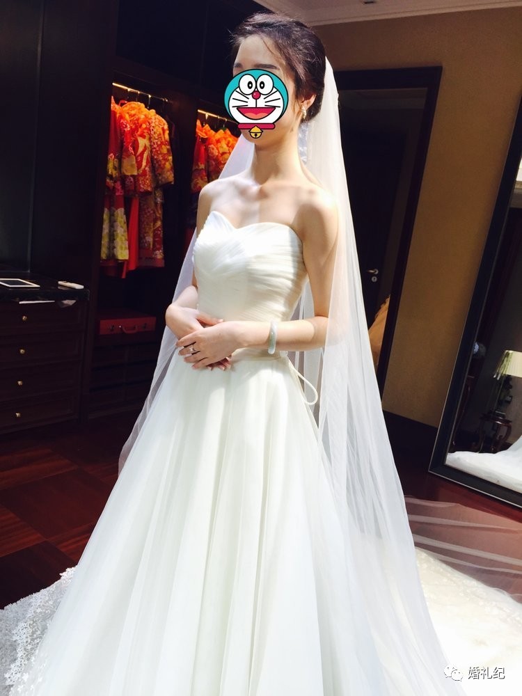太瘦婚纱撑不起来？她们试完10家店，发现这3个款式最遮骨头