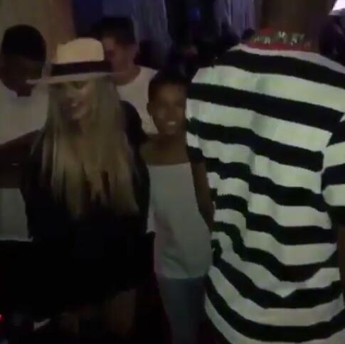 骑士中锋浪到加勒比海！逛夜店去博尔特餐厅，还有劲打球？