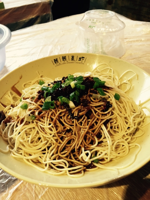 下暴雨横渡长江只为在樱花季吃上这口上过天天向上的蒸龙虾