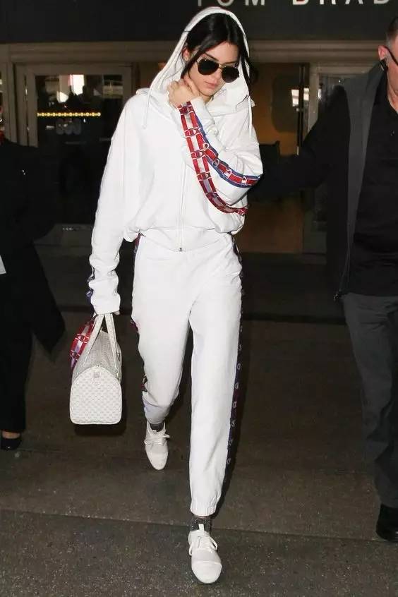 TA才是肯豆真爱｜流水的时尚造型铁打的小白鞋