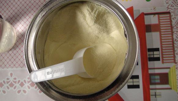 买奶粉如何看配料表防买到假奶粉,如何避免婴儿喝奶粉太急