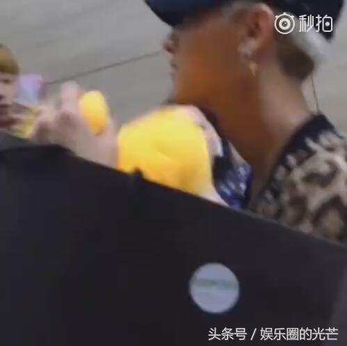 粉丝送的小黄鸭,黄子韬小黄鸭