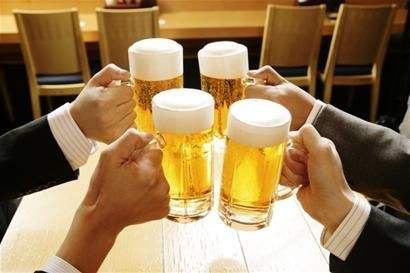 喝了白酒喝茶会解酒吗为什么,酒后喝茶水不解酒反而伤身体