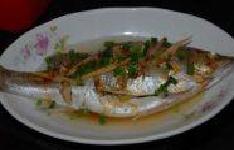 肉质鲜嫩超简单零失败的清蒸鲈鱼,清蒸鲈鱼鱼肉鲜嫩清香无腥味