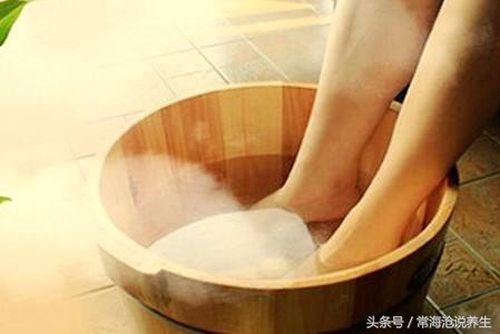 手脚冰凉的人用什么东西来泡脚,手脚冰凉的人一定要坚持每天泡脚