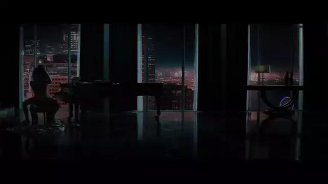 这部*恋虐**的SM大片，给我们展示了一个浪漫唯美的世界