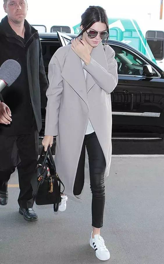 TA才是肯豆真爱｜流水的时尚造型铁打的小白鞋