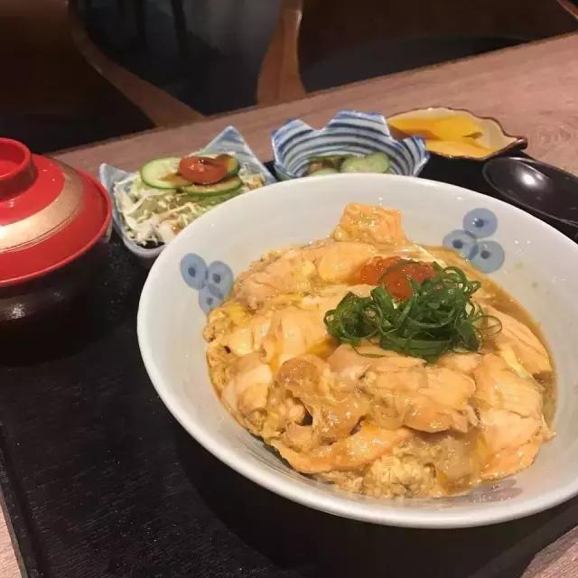 来一碗咖喱牛肉饭,一碗精致的牛丼饭