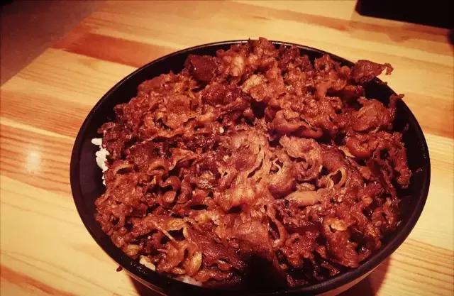 来一碗咖喱牛肉饭,一碗精致的牛丼饭