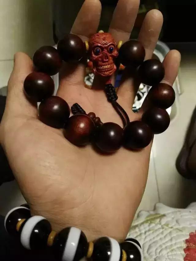 你这么丑就别戴南红了！