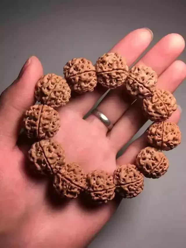 你这么丑就别戴南红了！