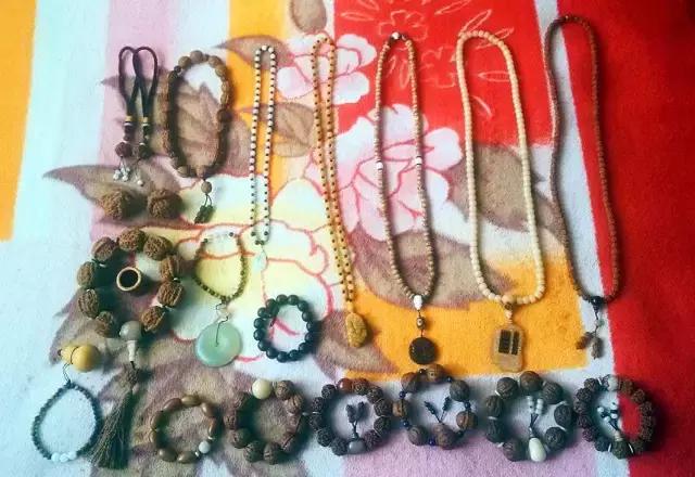 你这么丑就别戴南红了！