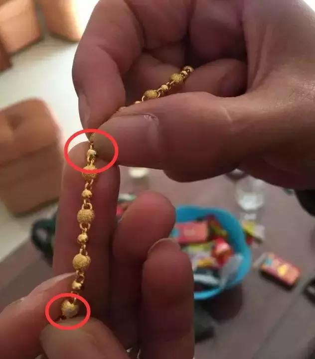 黄岛麦凯乐买的周大福金链子“掉漆褪色”，网友评论炸了