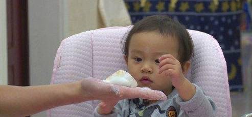 宝宝不吃辅食一招解决,宝宝不吃辅食的解决办法视频