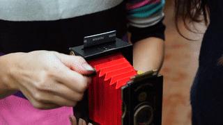 全球首个由再生纸板制成的拍立得,复古情怀满满!