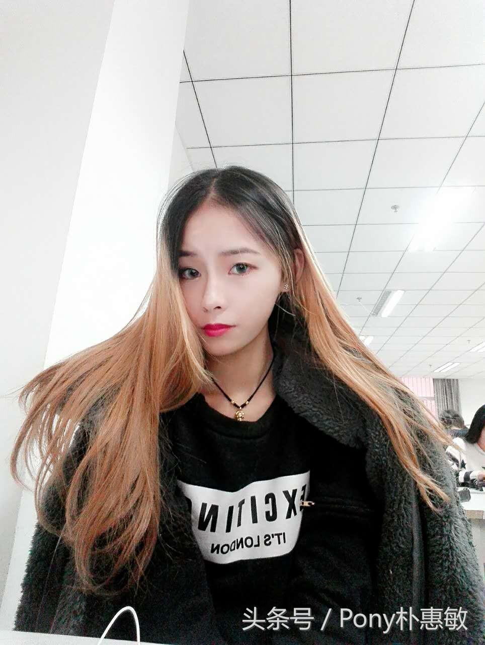 pony化妆师给路人化妆,化妆师pony细心的给别人化妆