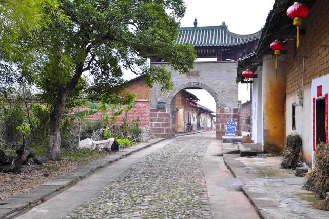 南雄珠玑古巷潘氏大宗祠面貌,广东韶关南雄珠玑古巷贵妃塔