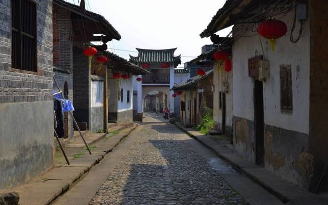 南雄珠玑古巷潘氏大宗祠面貌,广东韶关南雄珠玑古巷贵妃塔