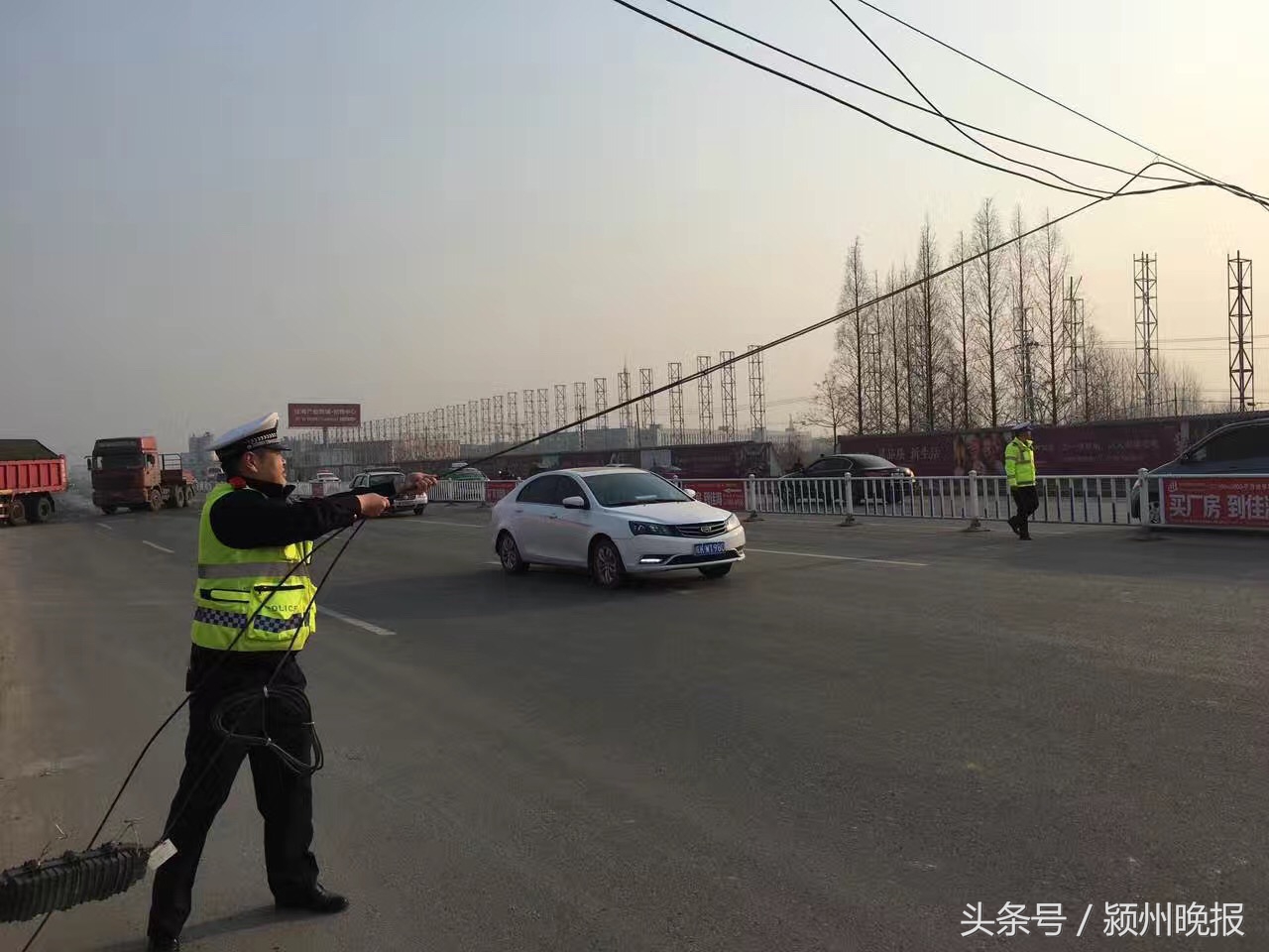 电缆脱落交警托举视频,光缆脱落交警冒雨托举保畅通