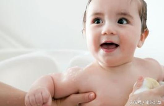 3个月宝宝洗澡的正确方法和步骤,育儿师给宝宝洗澡